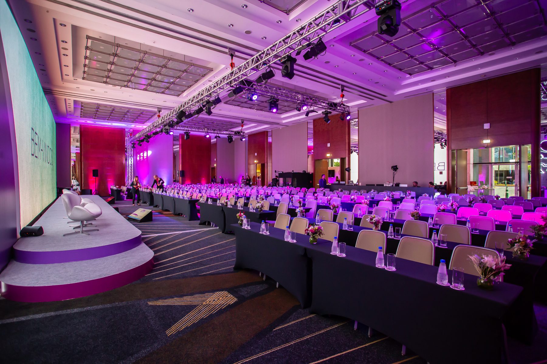 Salão de congresso do Hilton São Paulo Morumbi montado em formato auditório, visto do fundo do palco